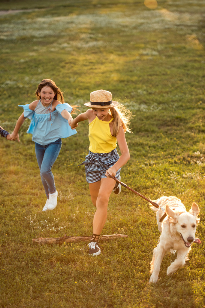 adolescents courir avec chien
 - Photo, image