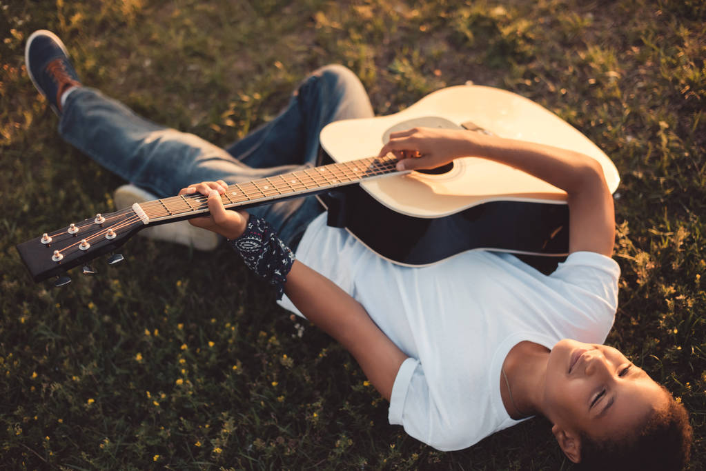 Afryki amerykański chłopiec z gitarą - Zdjęcie, obraz
