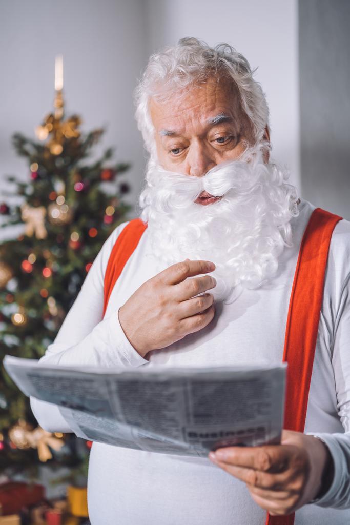 Papá Noel leyendo el periódico
 - Foto, Imagen