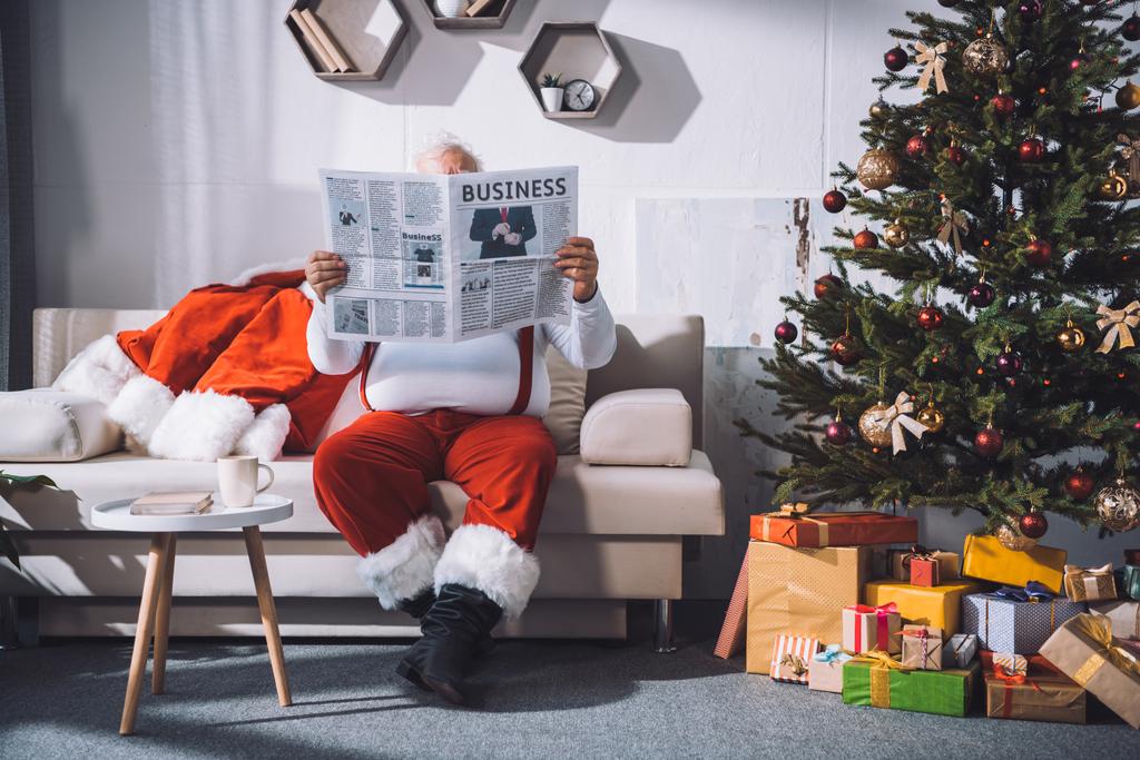 Santa claus lezing krant - Foto, afbeelding