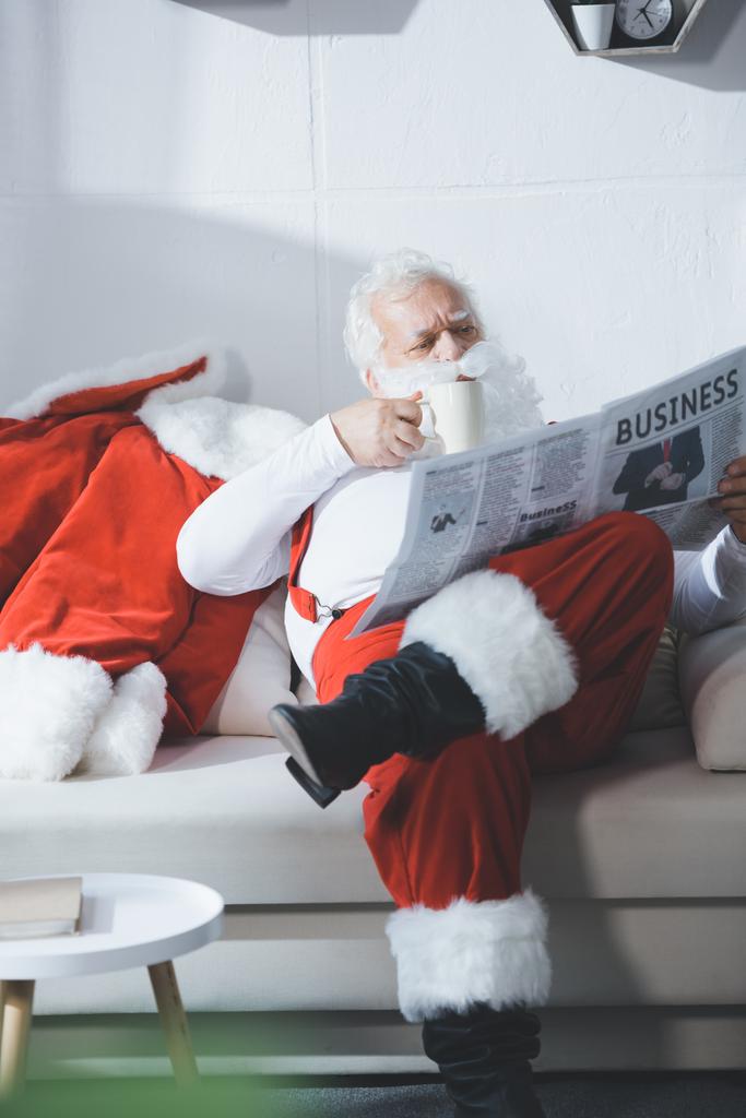 Noel Baba okuma gazete - Fotoğraf, Görsel