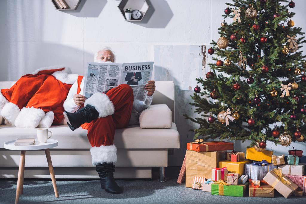 Weihnachtsmann liest Zeitung - Foto, Bild