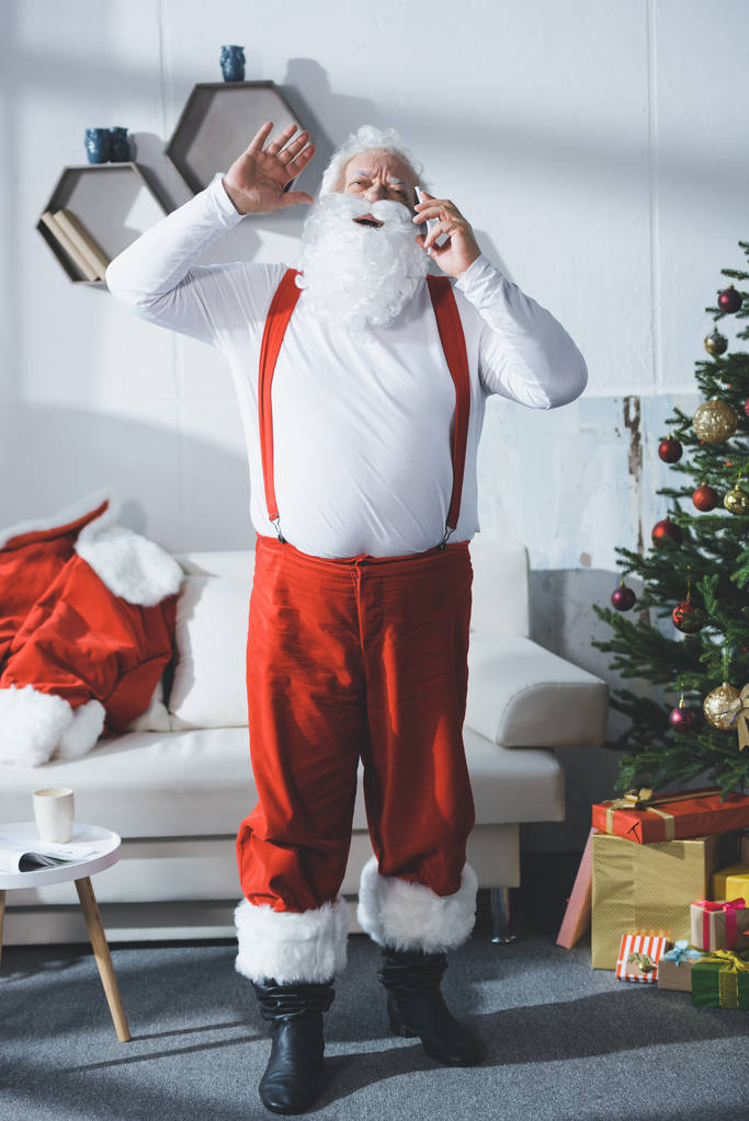 Санта Клаус разговаривает на смартфоне
 - Фото, изображение