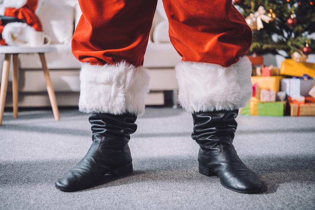 Babbo Natale in stivali neri
 - Foto, immagini