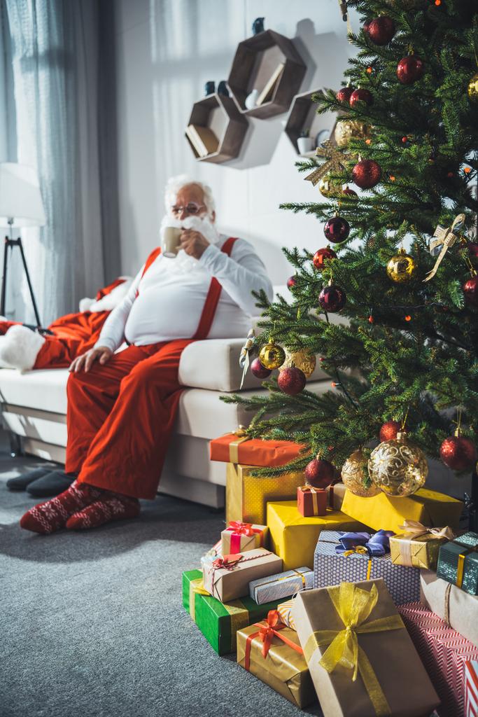 Санта Клаус п'є каву
 - Фото, зображення