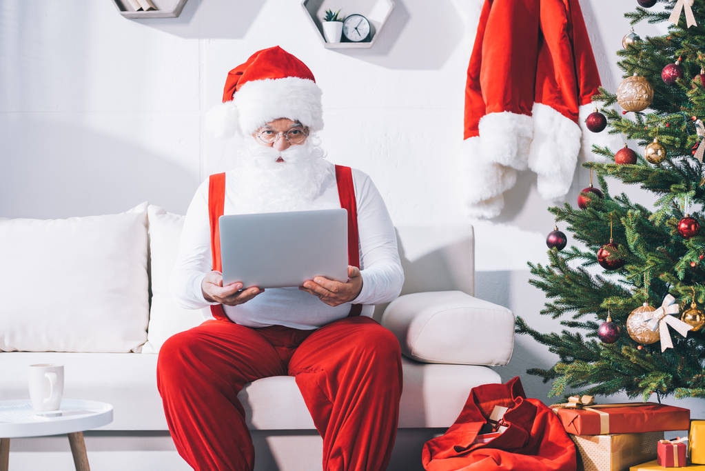 Άγιος Βασίλης με laptop - Φωτογραφία, εικόνα