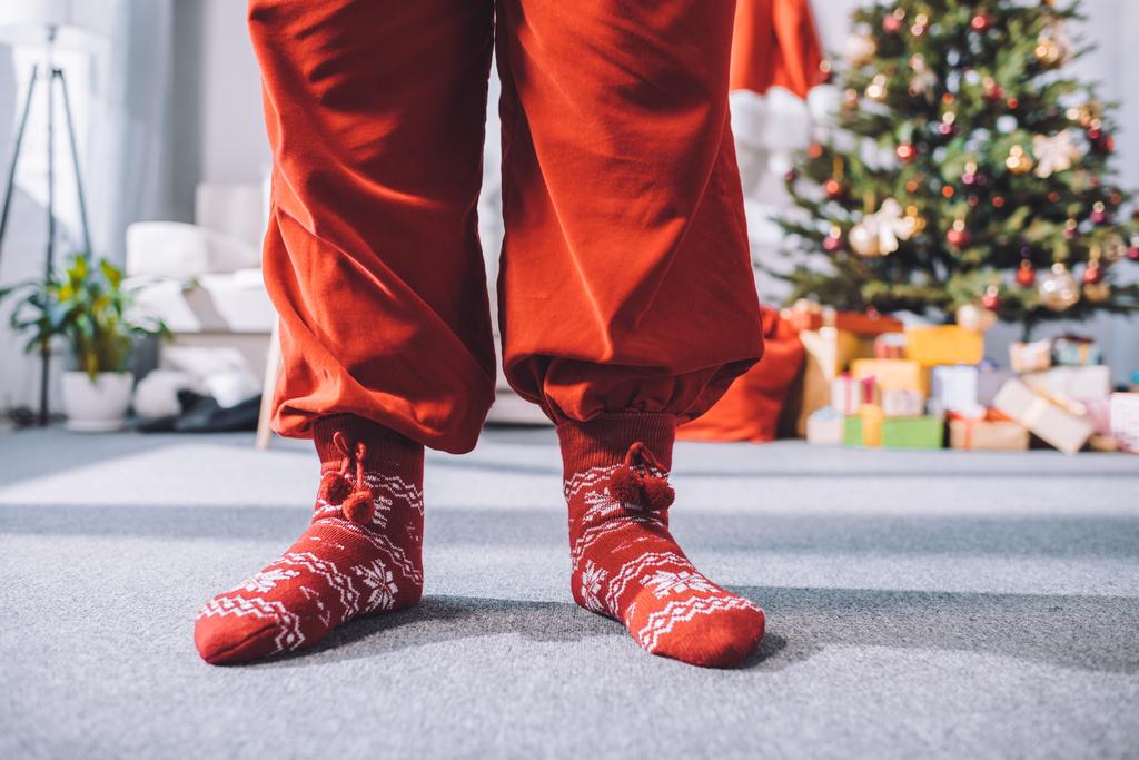 Santa claus in winter sokken - Foto, afbeelding