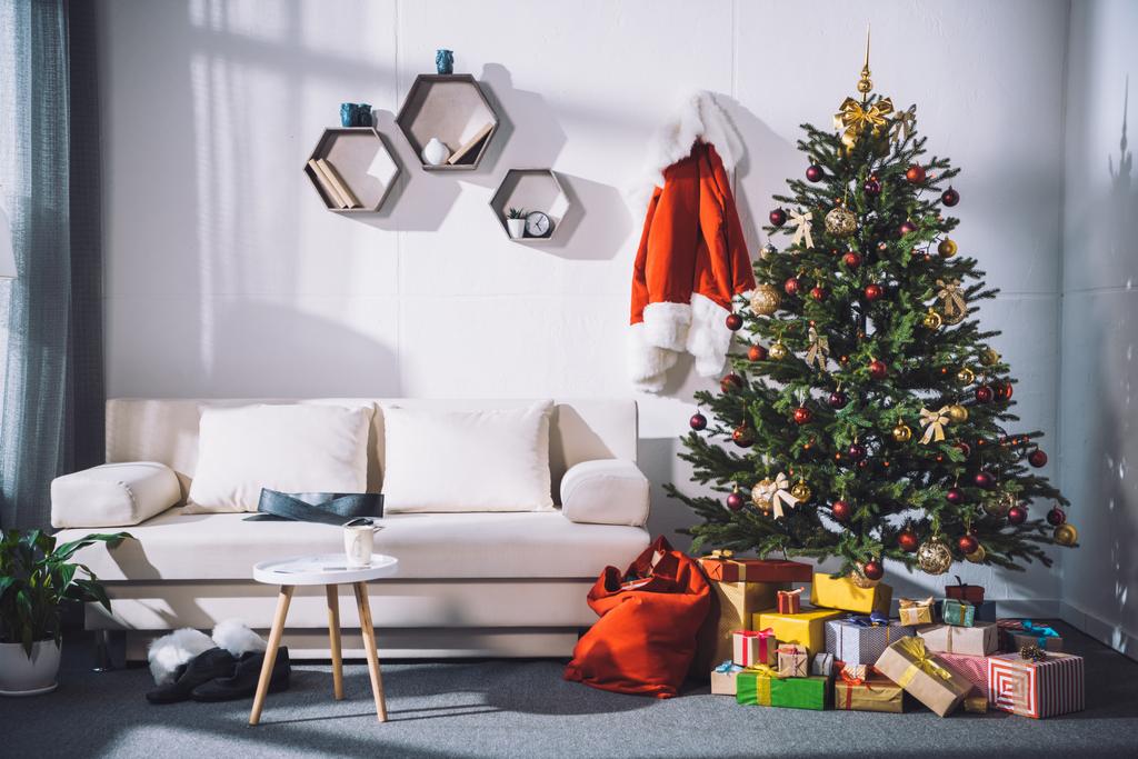 Рождественская елка и подарки - Фото, изображение