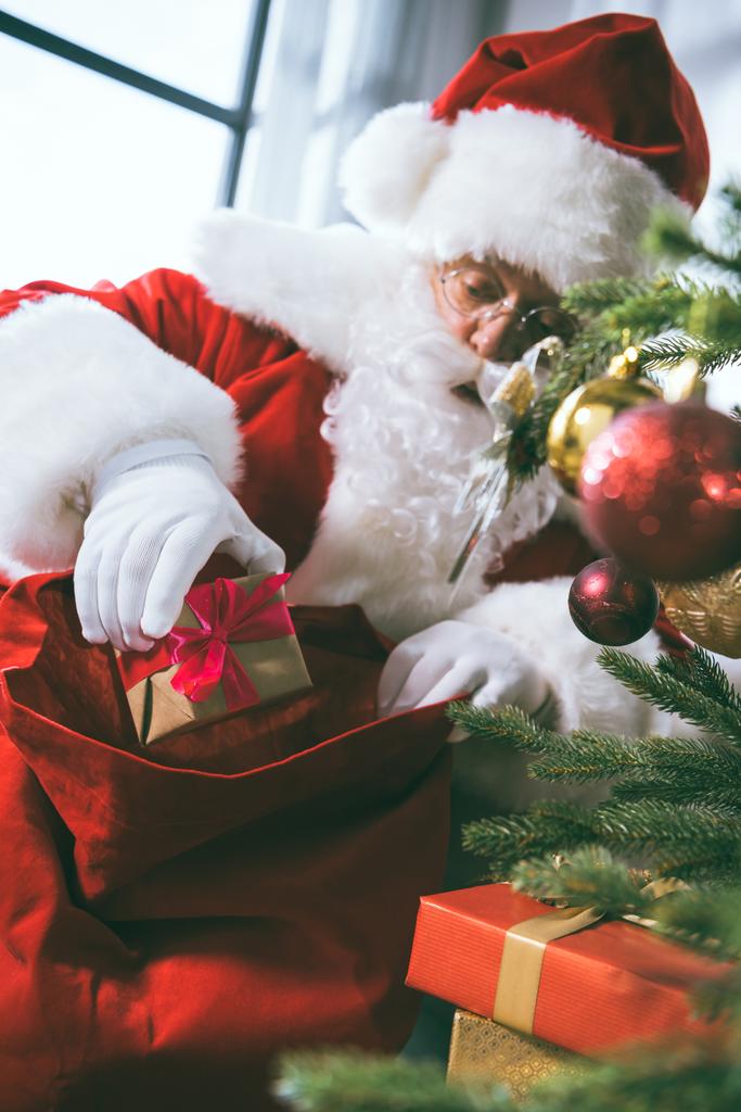 Санта-Клаус с рождественским подарком - Фото, изображение