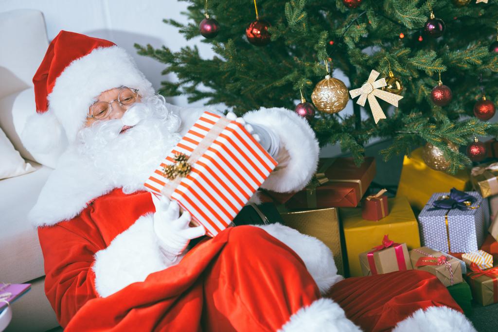 Papai Noel com presente - Foto, Imagem