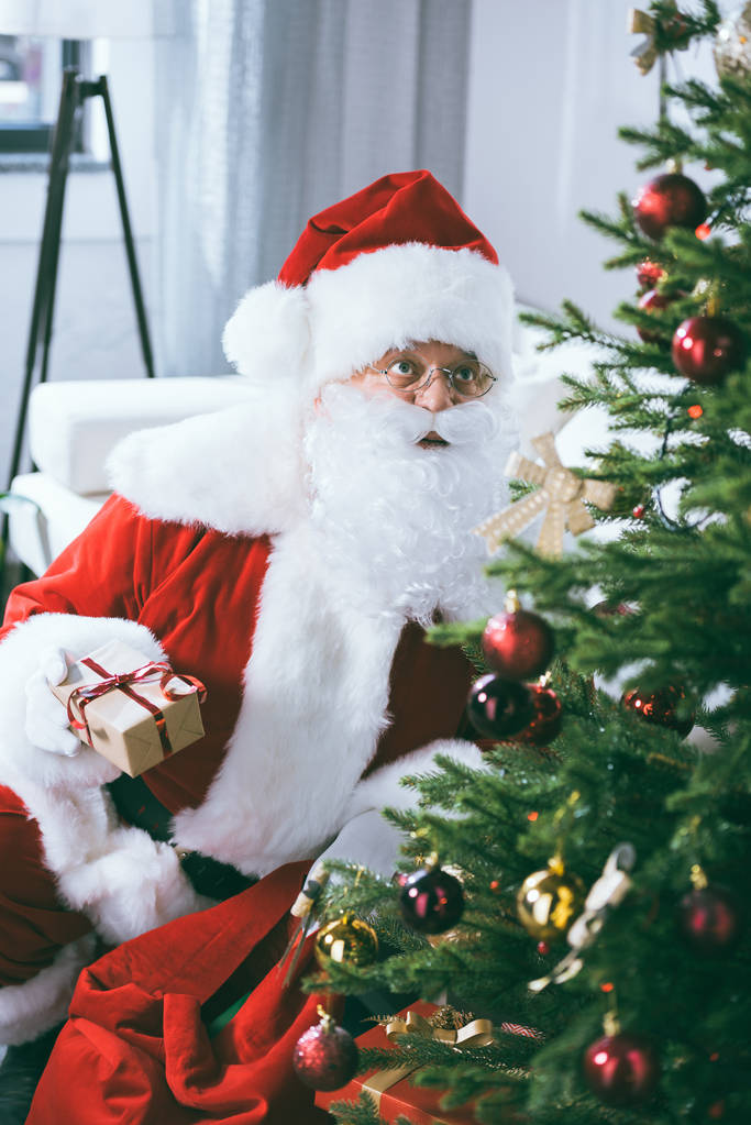 Santa Claus s vánočním dárkem - Fotografie, Obrázek
