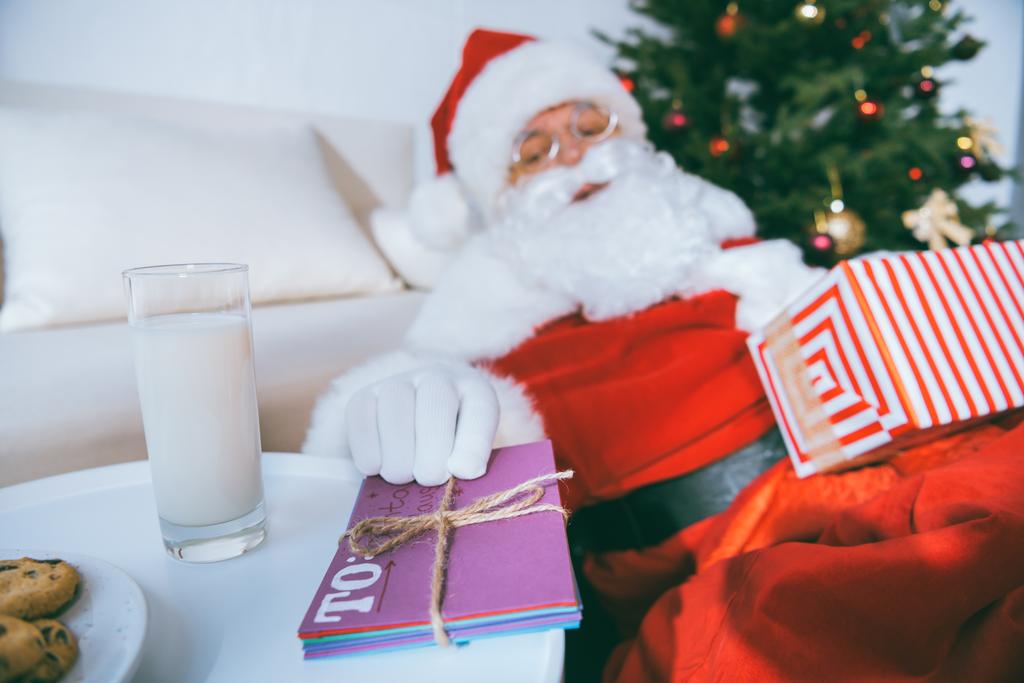 Papai Noel tomando carta
 - Foto, Imagem