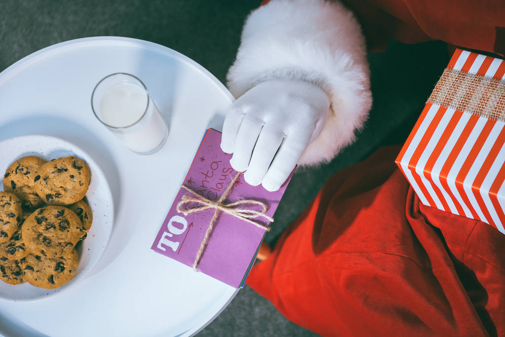 Санта Клаус приймає лист
 - Фото, зображення