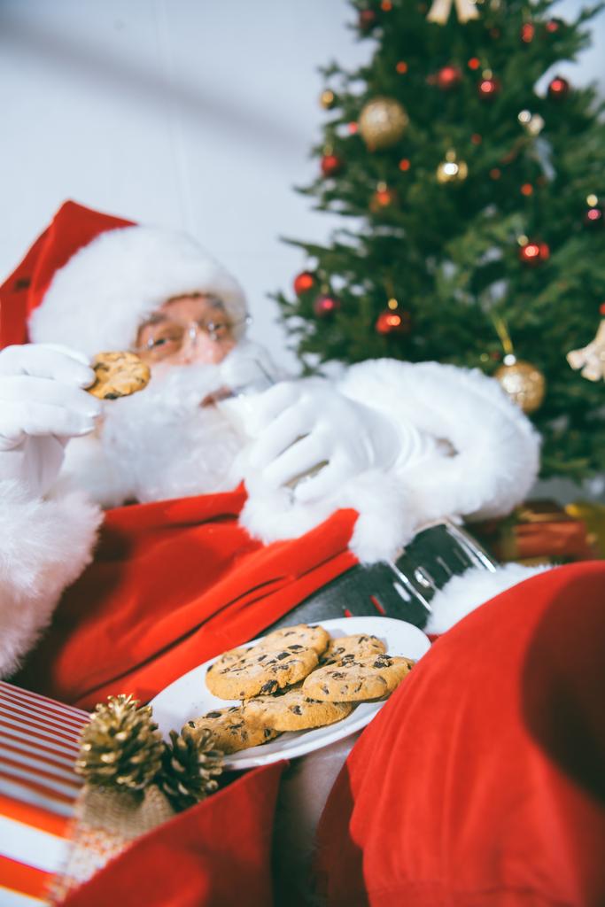 Santa claus jedzenia ciasteczka - Zdjęcie, obraz