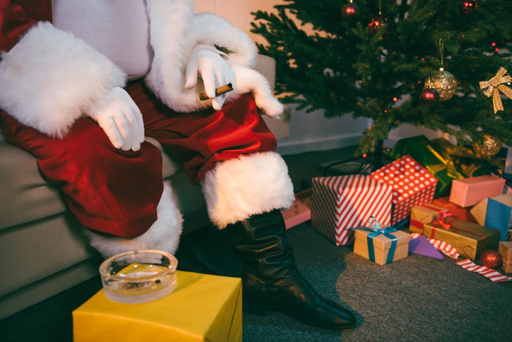 Papai Noel com charuto
  - Foto, Imagem