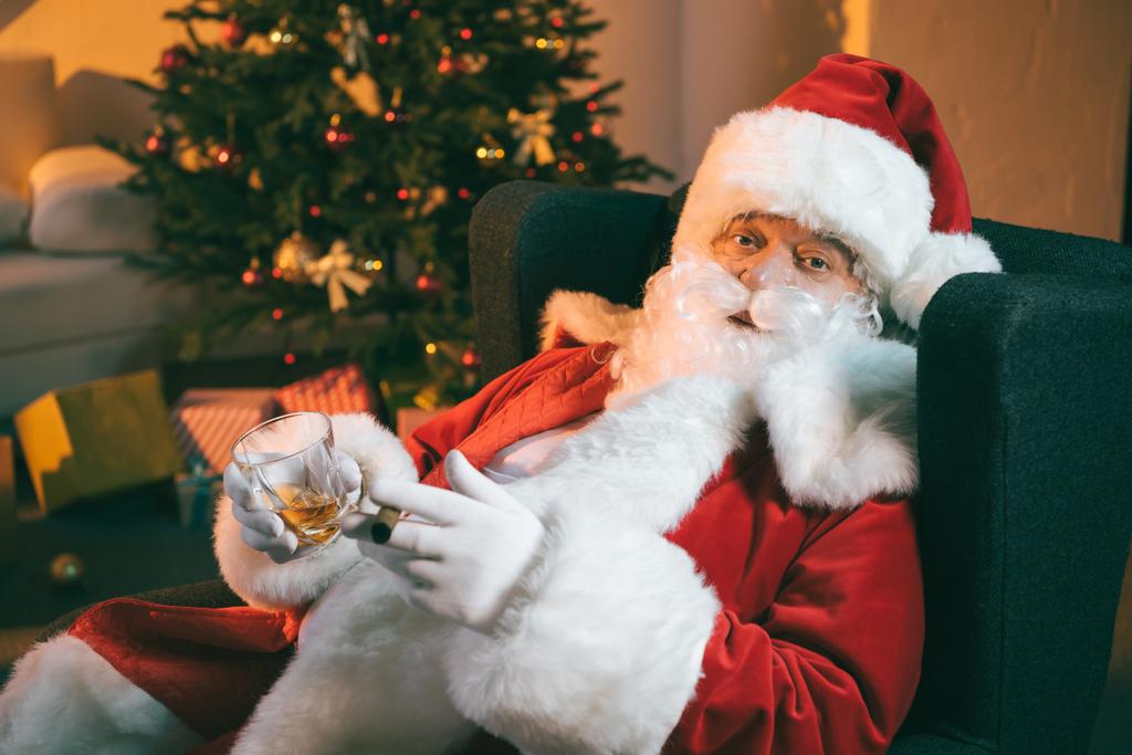 Santa Claus con vaso de whisky y cigarro
 - Foto, Imagen