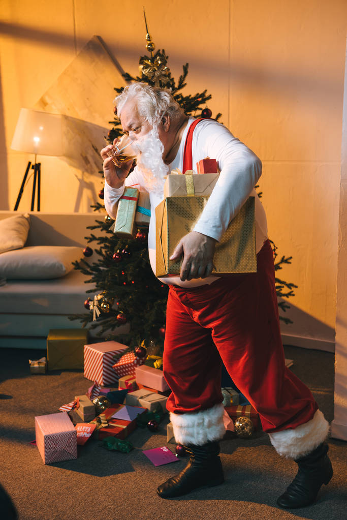 schlechter Weihnachtsmann trinkt Whiskey - Foto, Bild