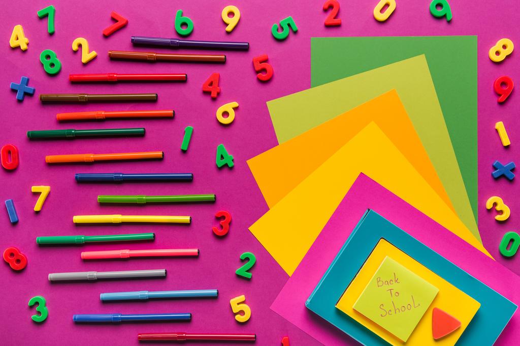 Состав разноцветных бумаг и маркеров
 - Фото, изображение