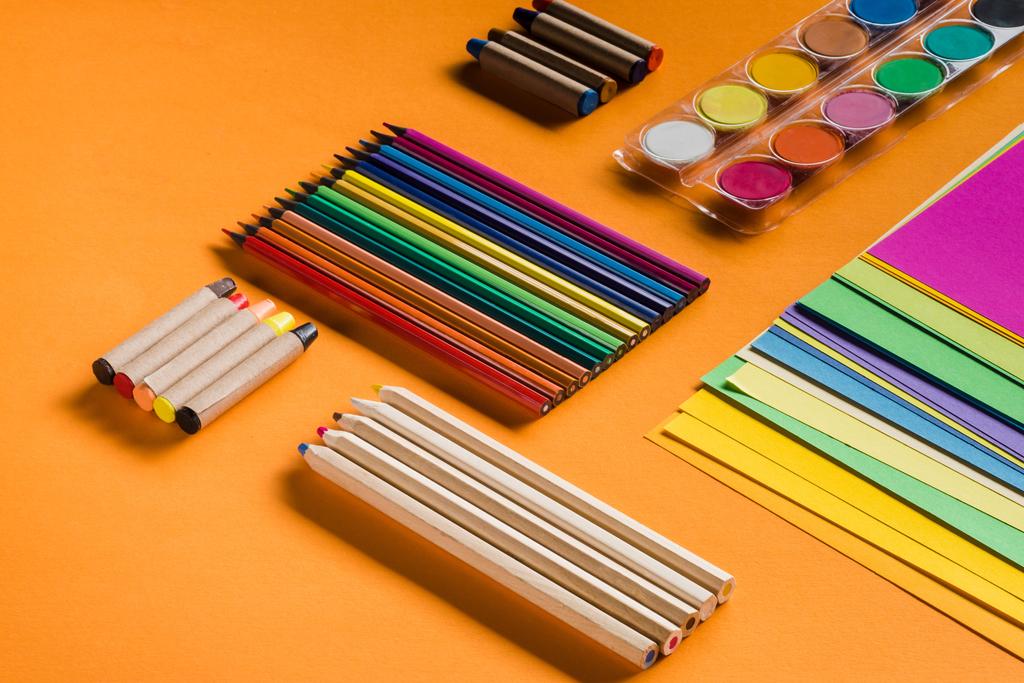 Lápices y papeles de colores
 - Foto, imagen