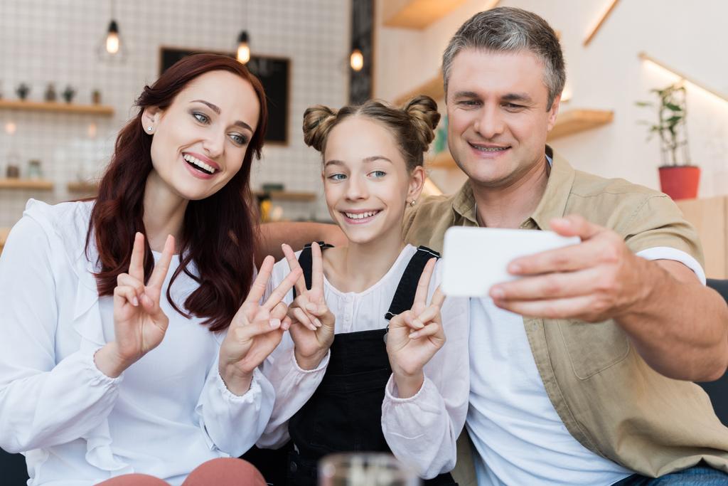 familia tomando selfie en la cafetería
 - Foto, imagen