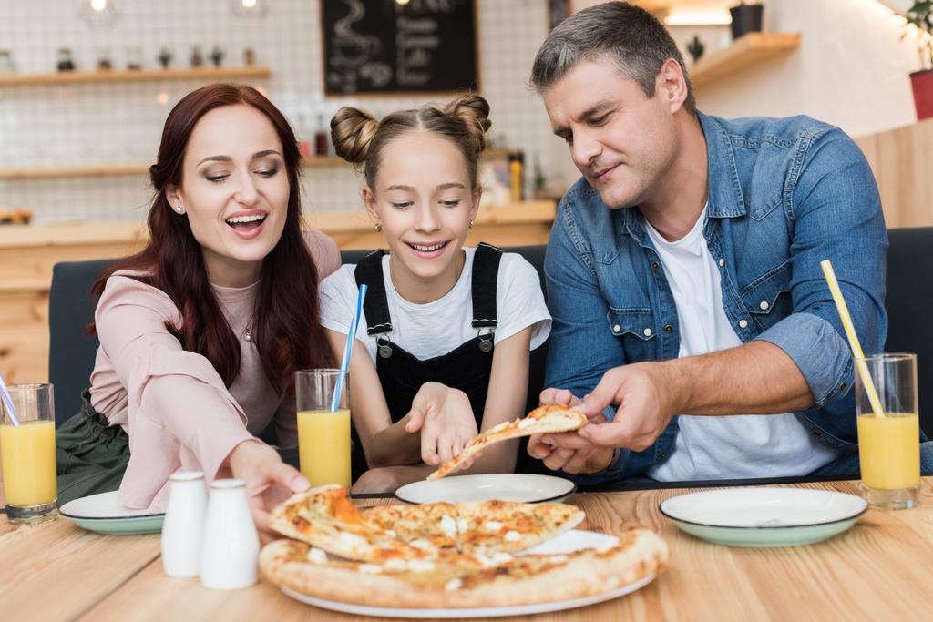 szczęśliwa rodzina je pizzę - Zdjęcie, obraz