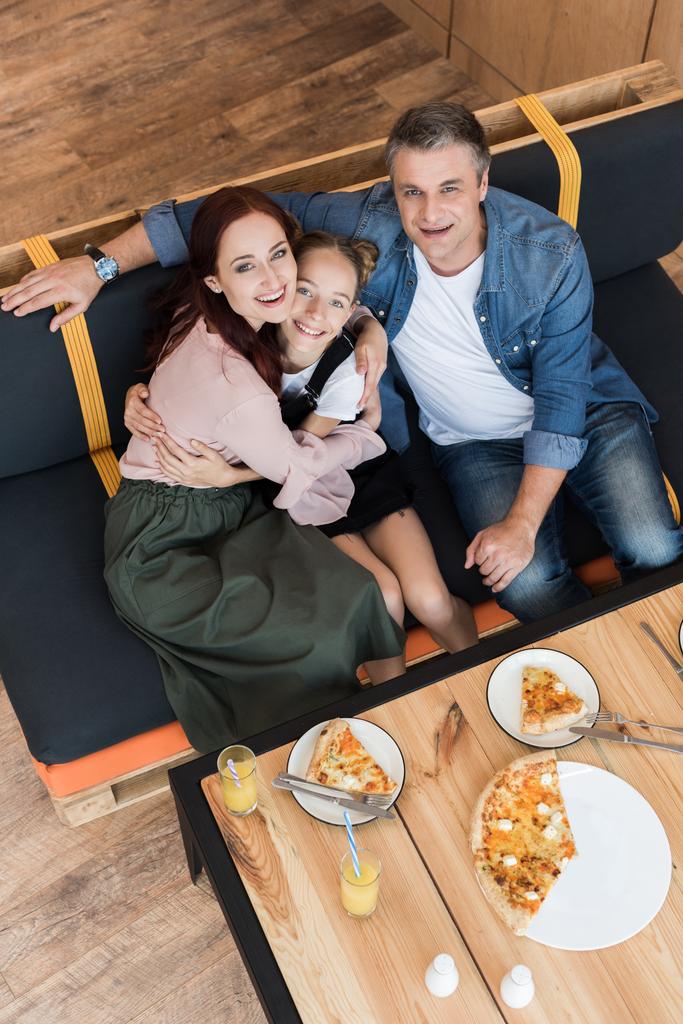 щаслива сім'я в кафе
 - Фото, зображення