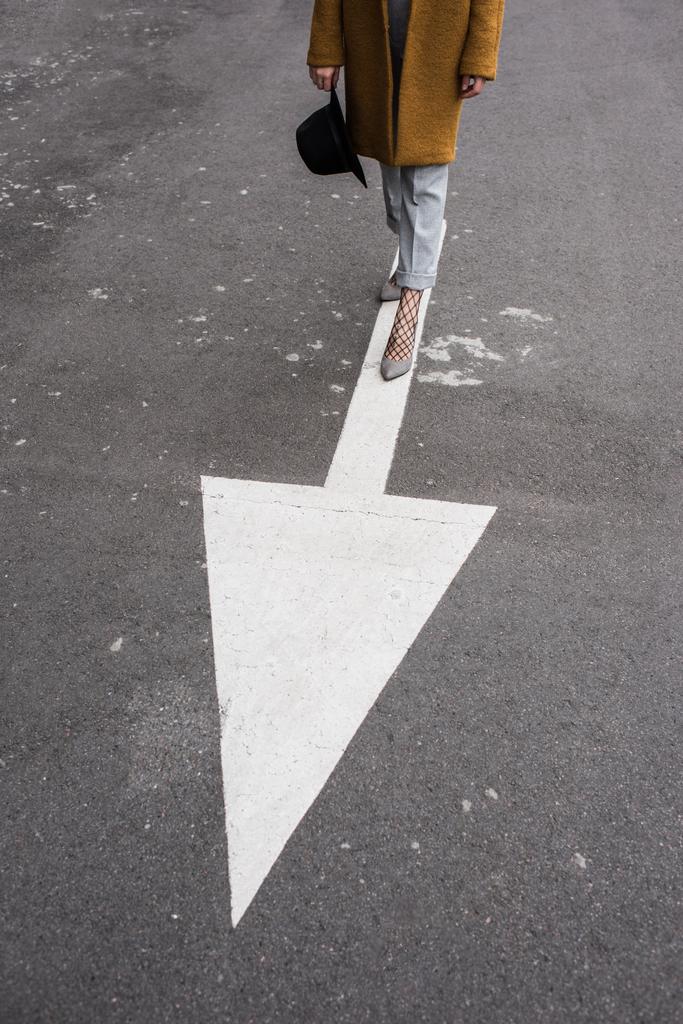 mujer de pie en el signo de flecha
 - Foto, imagen