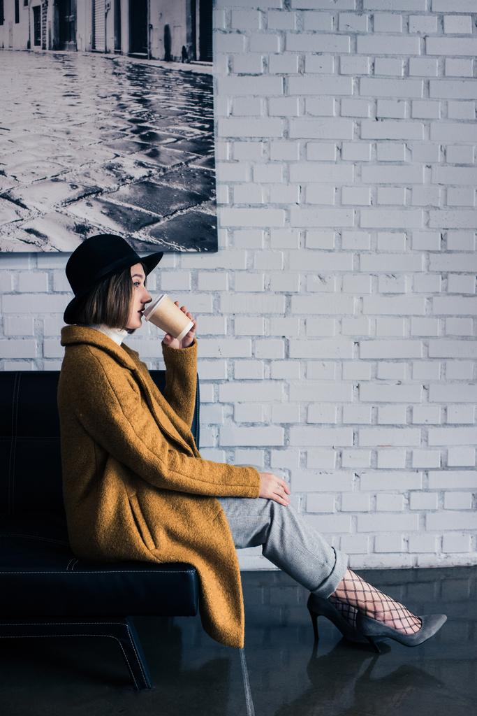 Mujer bebiendo café - Foto, imagen