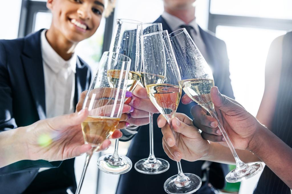 colleghi bere champagne in ufficio
 - Foto, immagini