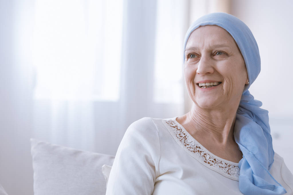 Kanker vrouw die lacht met hoop - Foto, afbeelding