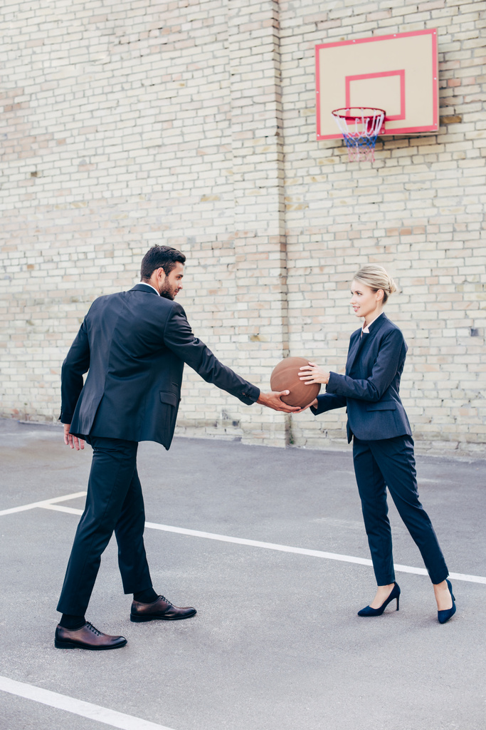 collègues d'affaires avec ballon de basket
 - Photo, image