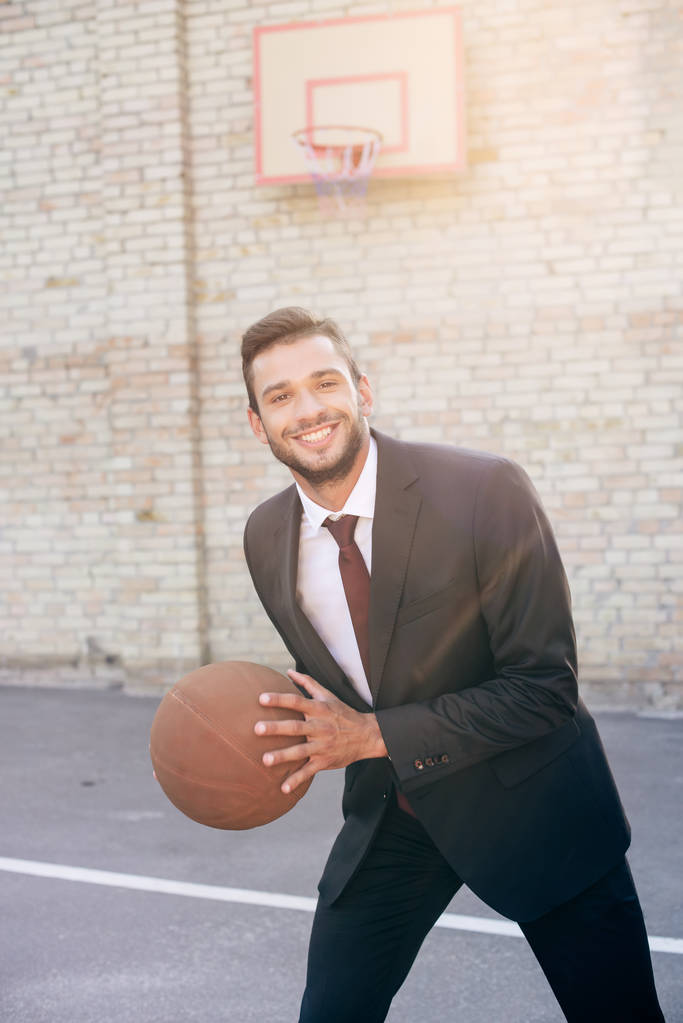 hombre de negocios con pelota de baloncesto
 - Foto, imagen