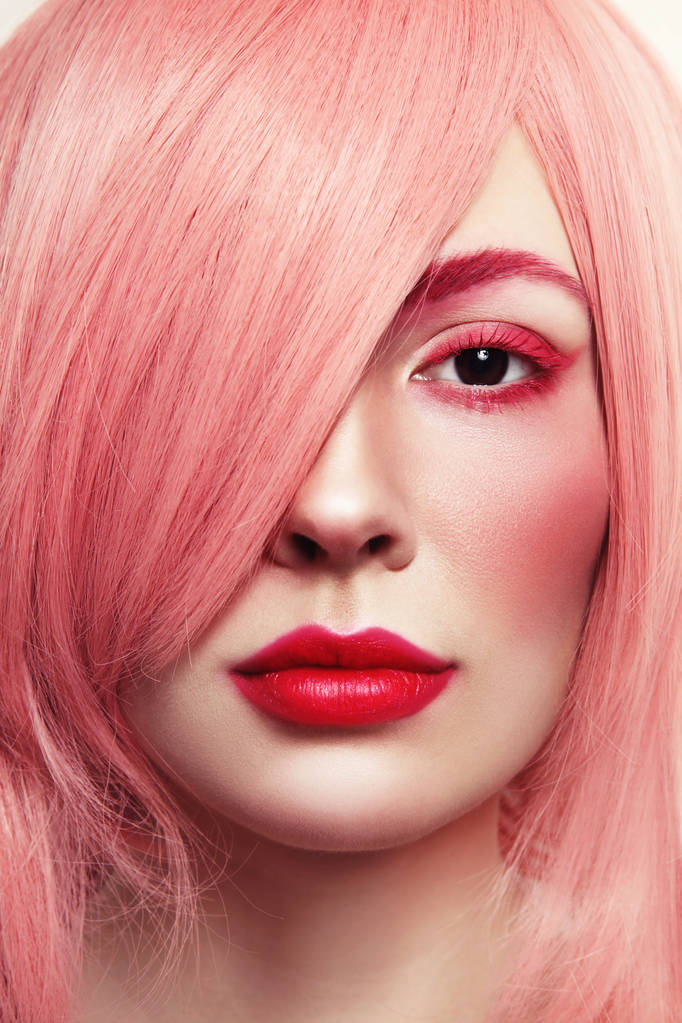 νεαρή όμορφη γυναίκα σε ροζ περούκα - Φωτογραφία, εικόνα