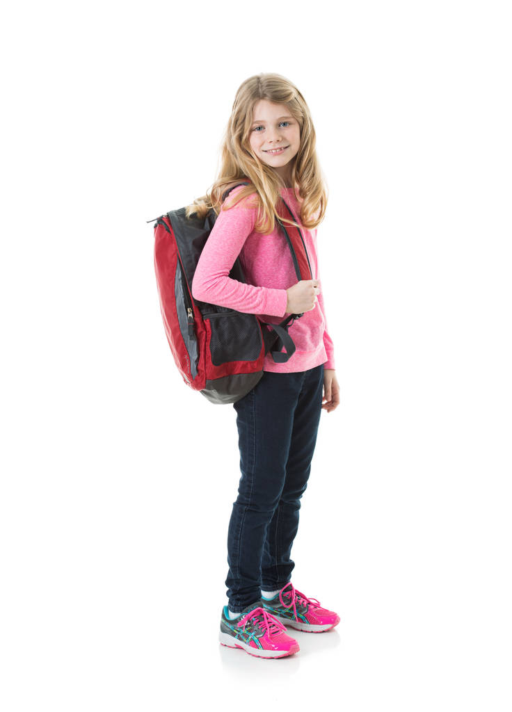 Μικρό κορίτσι φοιτητής περίπτερα με σακίδιο - Φωτογραφία, εικόνα