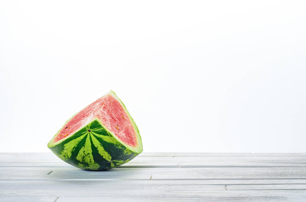 Kus čerstvého melounu na bílém stole - Fotografie, Obrázek