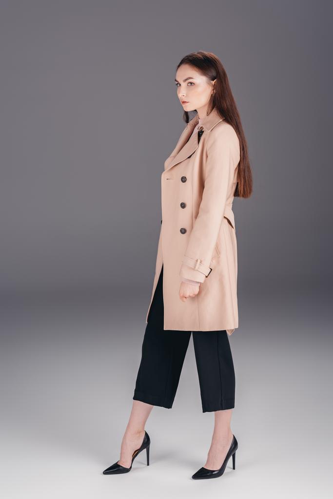 mujer joven de moda en abrigo
 - Foto, Imagen