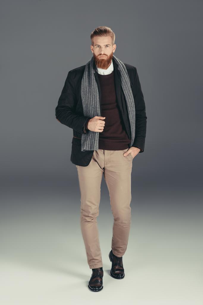 стильний чоловік в куртці з шарфом
 - Фото, зображення