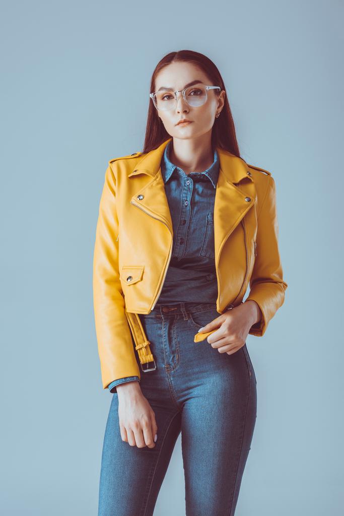 şık kadın deri ceket ve gözlük - Fotoğraf, Görsel