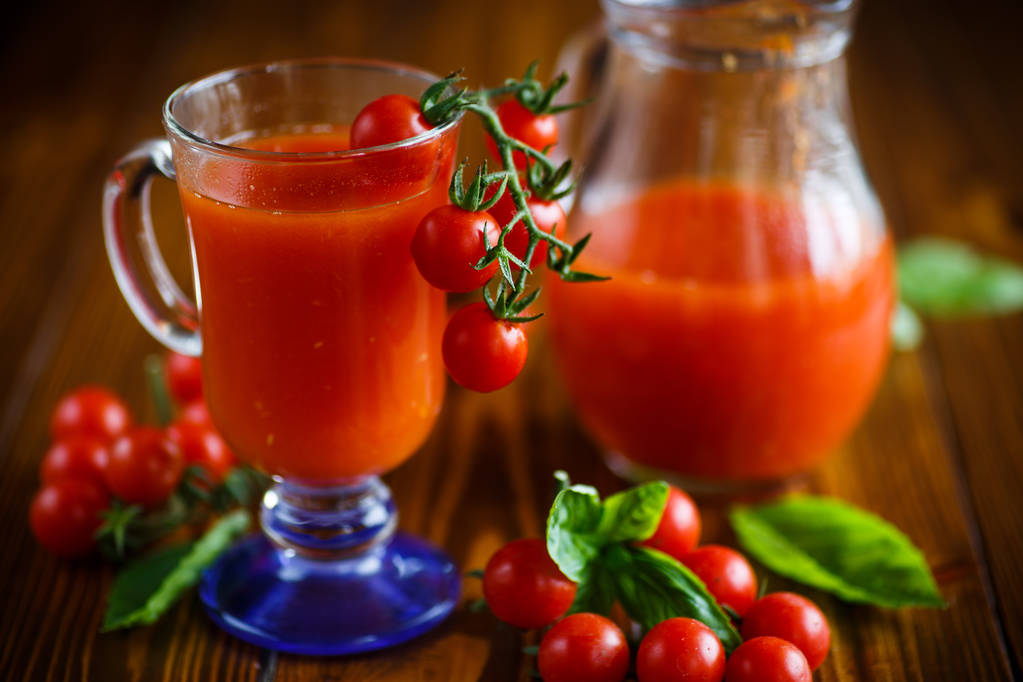 Zelfgemaakte natuurlijke tomatensap in een karaf - Foto, afbeelding