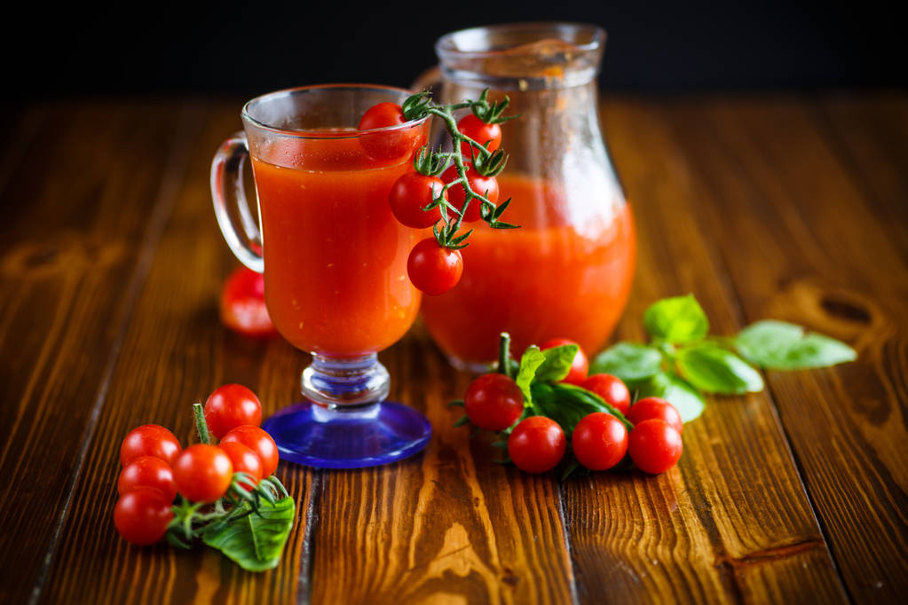 Jugo de tomate natural casero en un decantador
 - Foto, imagen