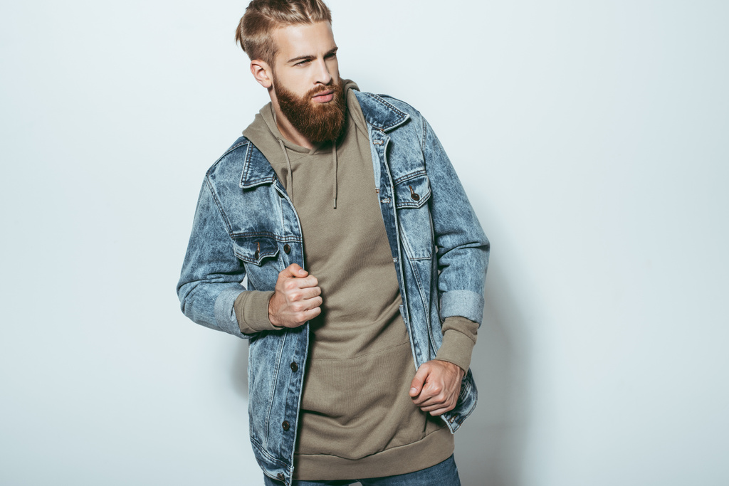 stijlvolle man in jeans jasje - Foto, afbeelding