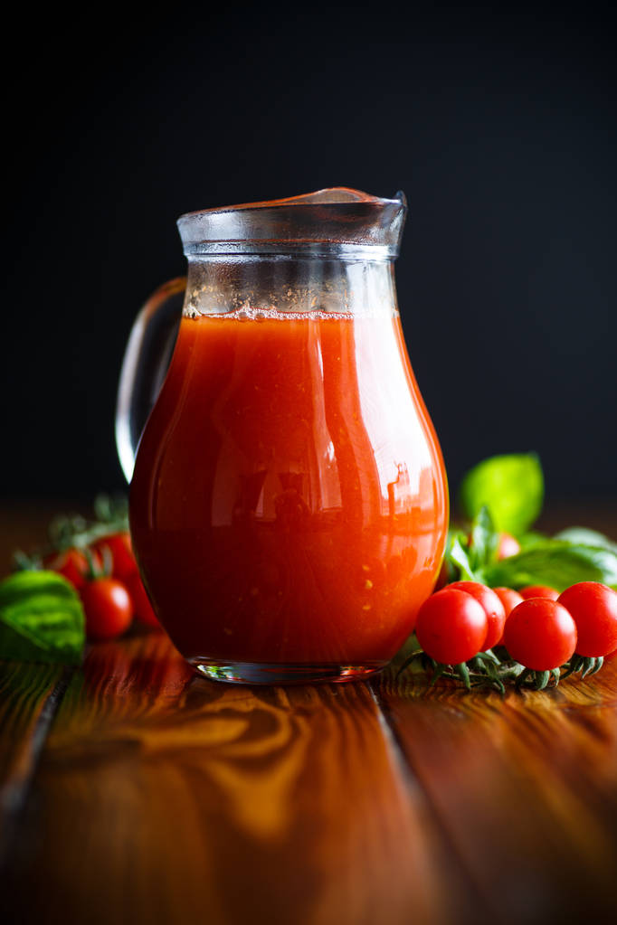 Sumo de tomate natural caseiro em um decantador
 - Foto, Imagem
