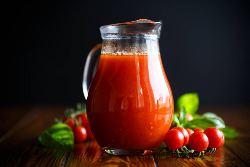 Sumo de tomate natural caseiro em um decantador
 - Foto, Imagem