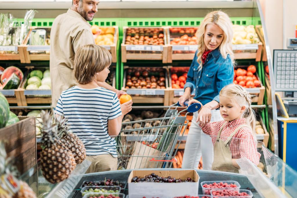 rodina, nakupování v supermarketu - Fotografie, Obrázek