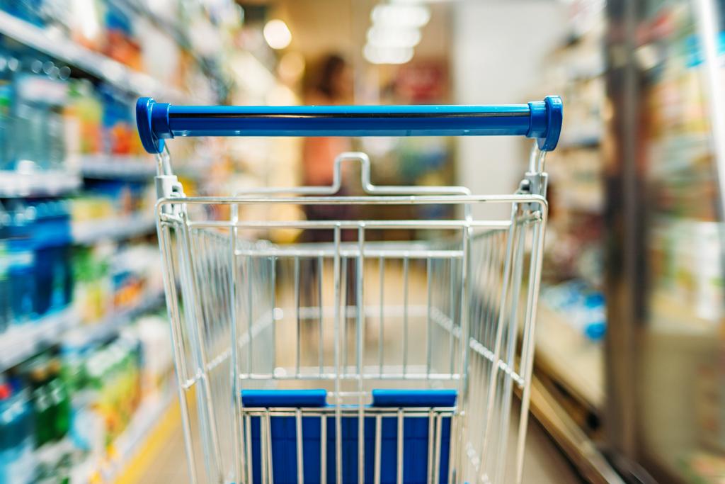 prázdný nákupní vozík v supermarketu - Fotografie, Obrázek