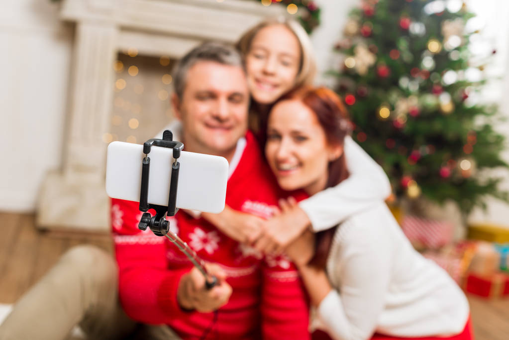 familia tomando selfie en Navidad
 - Foto, Imagen