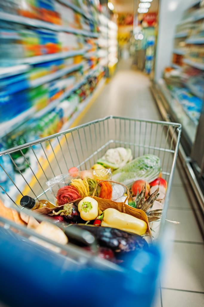корзина с покупками в супермаркете
 - Фото, изображение