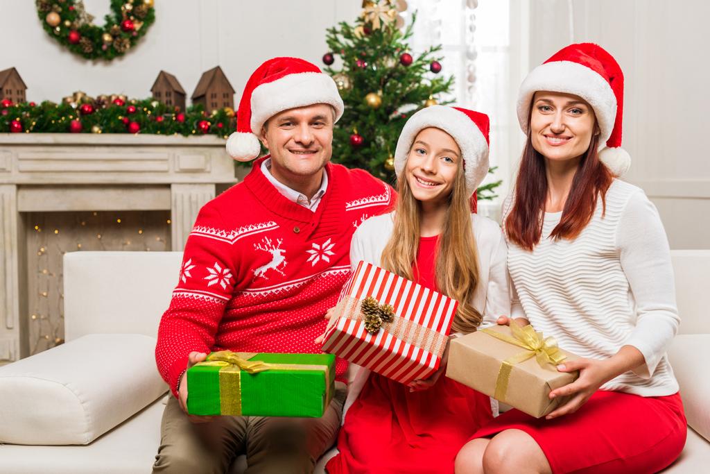 Famille avec cadeaux de Noël - Photo, image