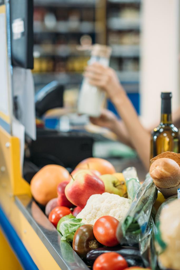 продукты питания в банкомате в супермаркете
 - Фото, изображение