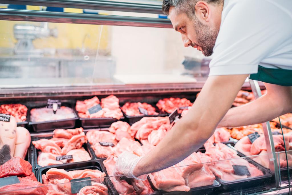 válogató nyers húst bolt segéd - Fotó, kép